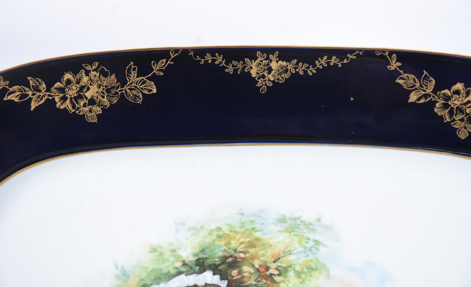 Serviço de jantar de porcelana ricamente decorada com figuras de... - foto 3 de 8