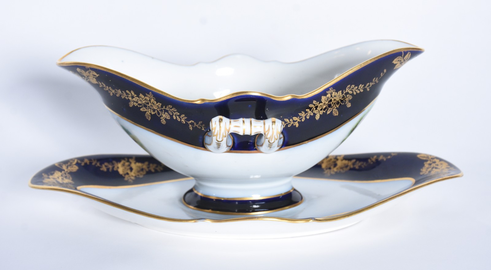 Serviço de jantar de porcelana ricamente decorada com figuras de... - foto 5 de 8