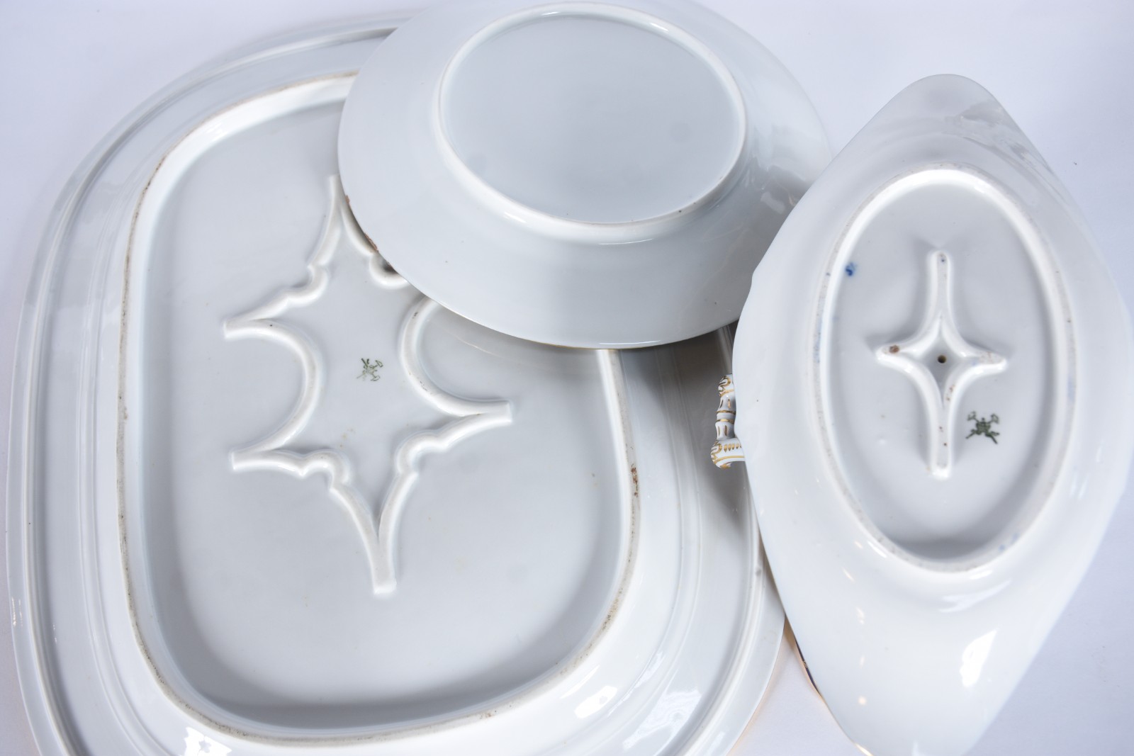 Serviço de jantar de porcelana ricamente decorada com figuras de... - foto 6 de 8