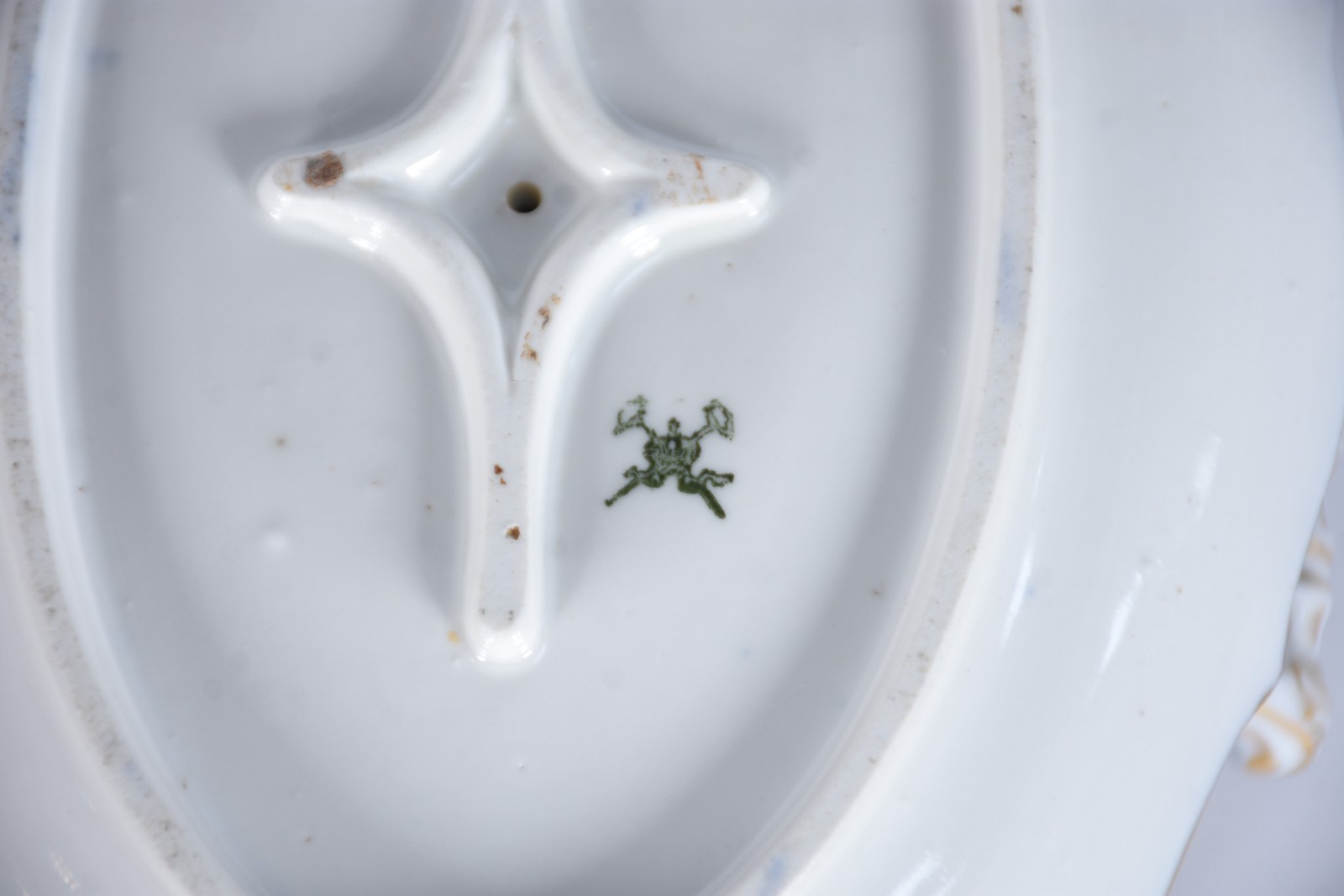 Serviço de jantar de porcelana ricamente decorada com figuras de... - foto 7 de 8