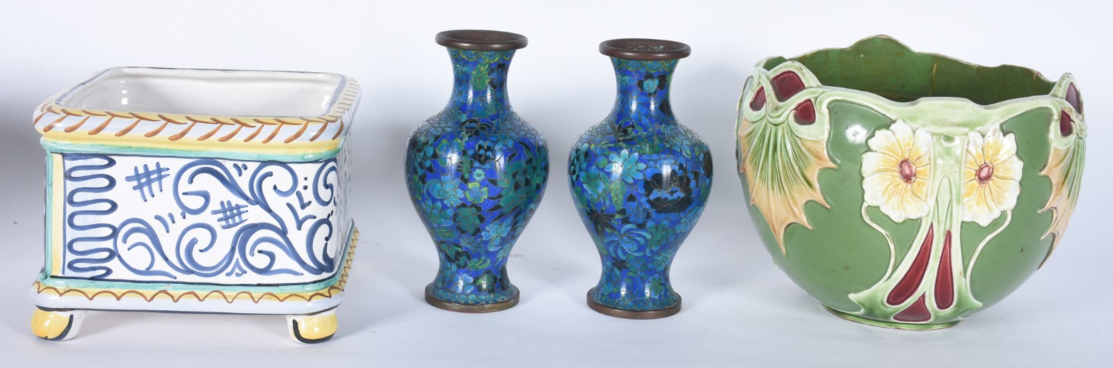 Quatro peças diversas, sendo: par de vasos de cloisonné azul floral... - foto 1 de 10