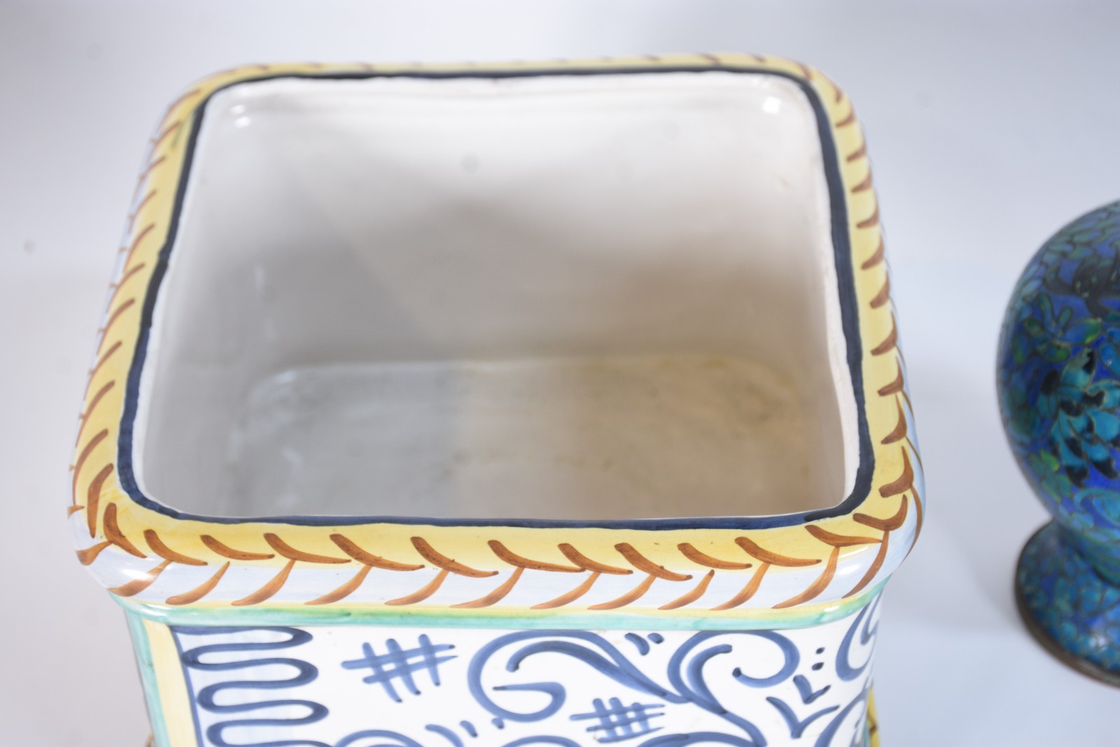 Quatro peças diversas, sendo: par de vasos de cloisonné azul floral... - foto 2 de 10