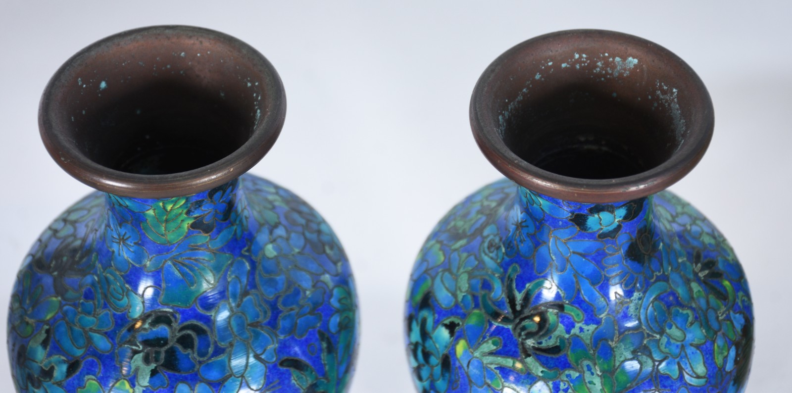 Quatro peças diversas, sendo: par de vasos de cloisonné azul floral... - foto 3 de 10