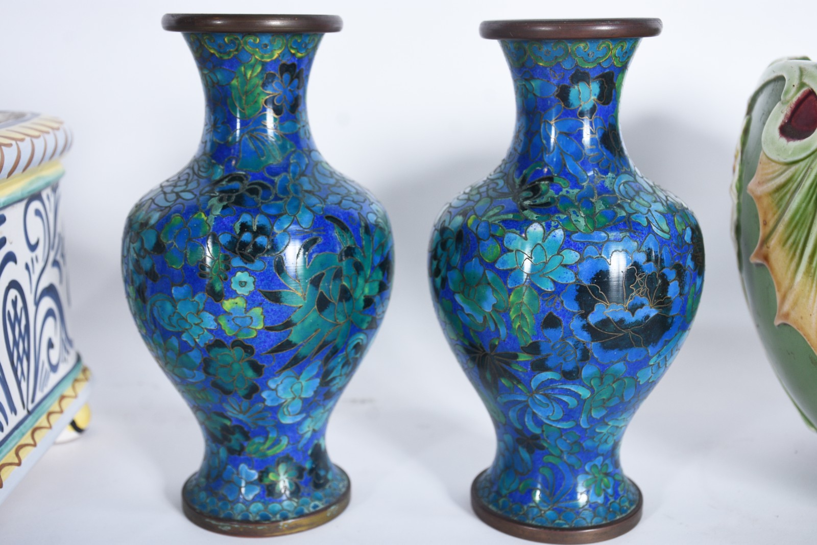 Quatro peças diversas, sendo: par de vasos de cloisonné azul floral... - foto 4 de 10
