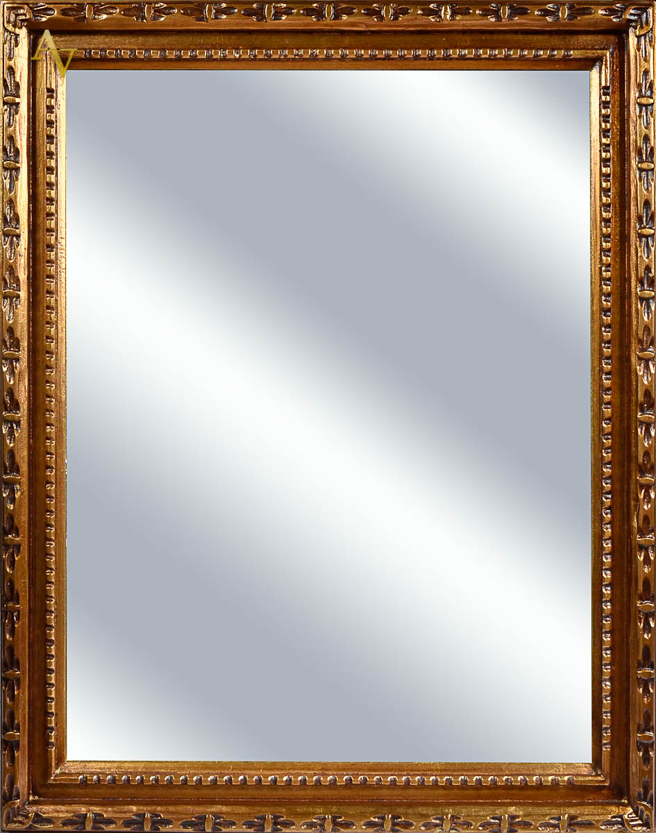 Espelho com moldura de madeira dourada. Med. 95 x 80.
