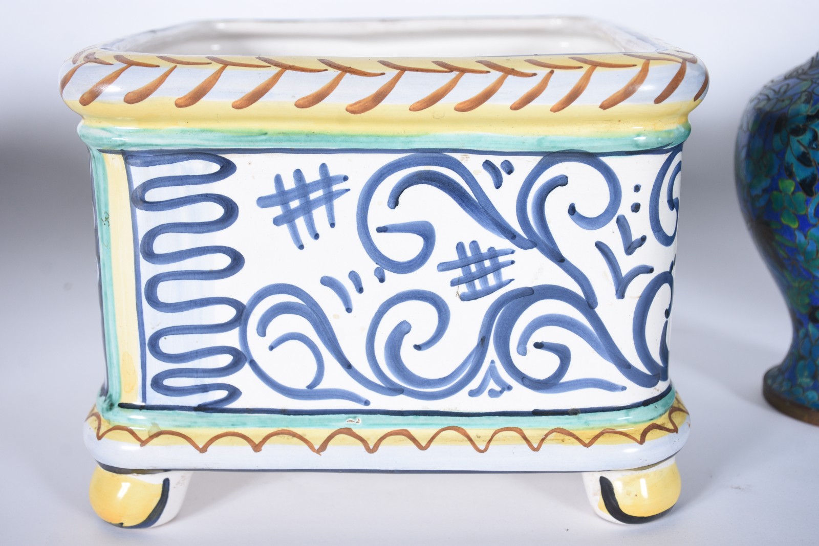 Quatro peças diversas, sendo: par de vasos de cloisonné azul floral... - foto 6 de 10