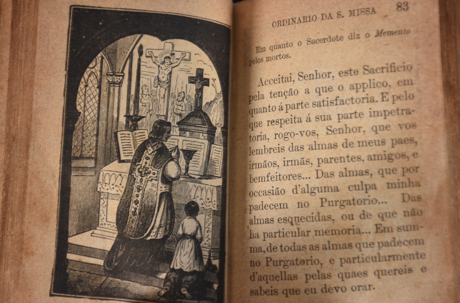 Dois antigos missais com capas de madreperola. Desgastes. - foto 5 de 6