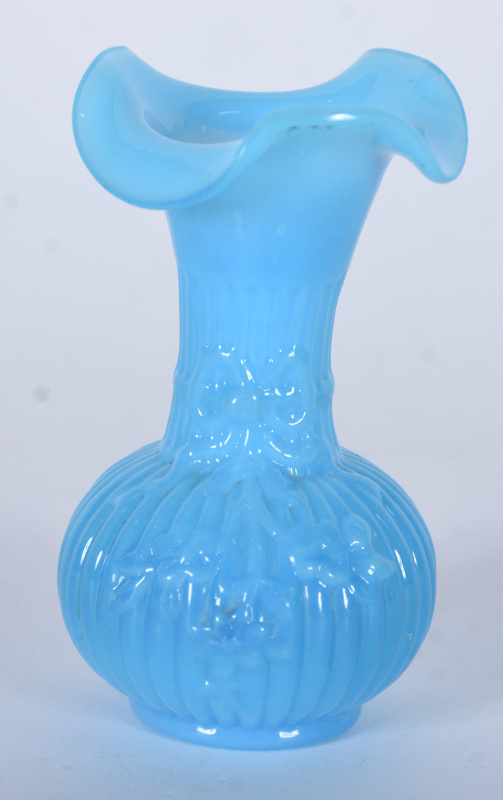 Pequeno vaso de opalina, pequeno lasca na borda. - foto 1 de 5