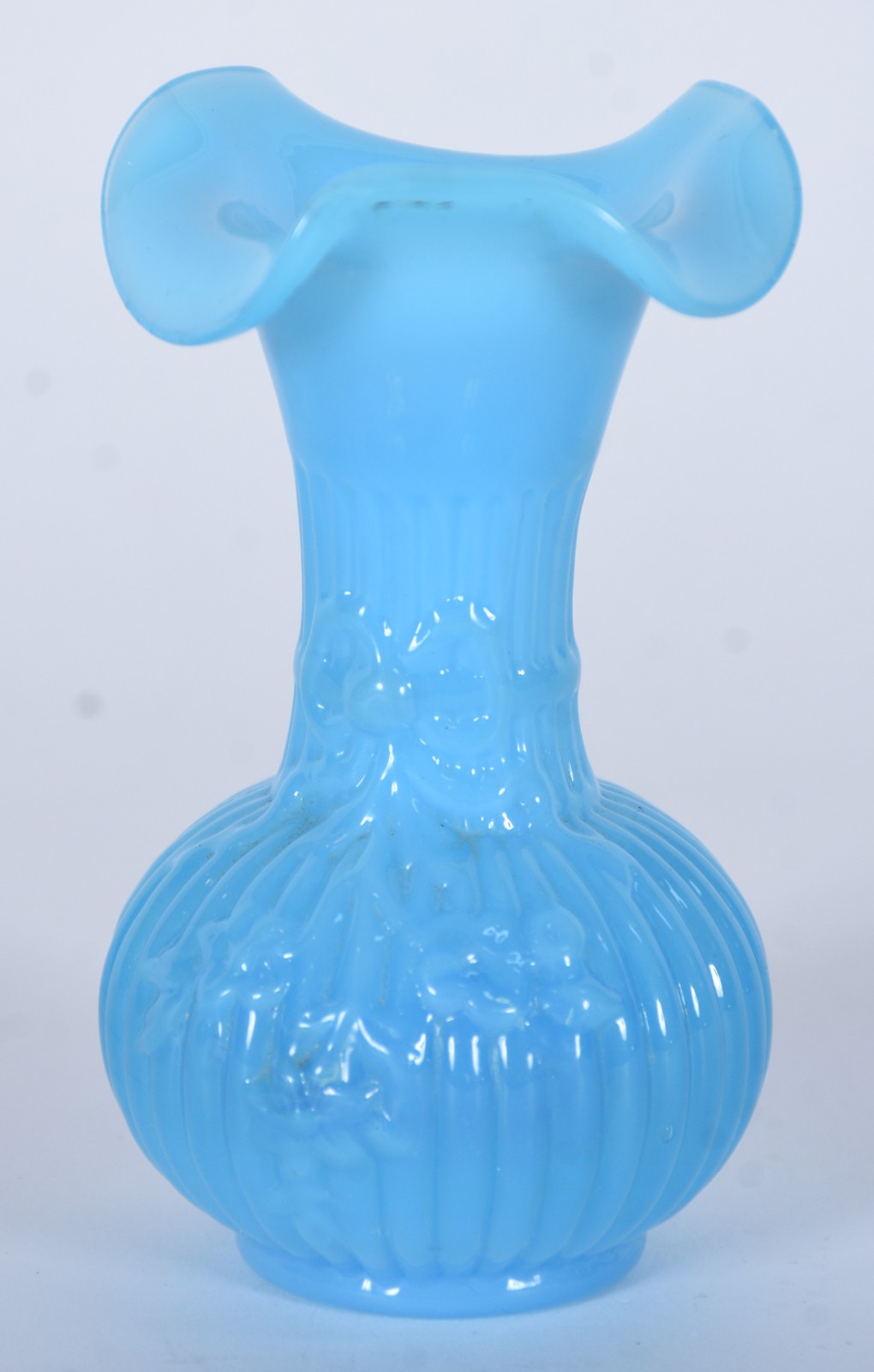 Pequeno vaso de opalina, pequeno lasca na borda. - foto 2 de 5