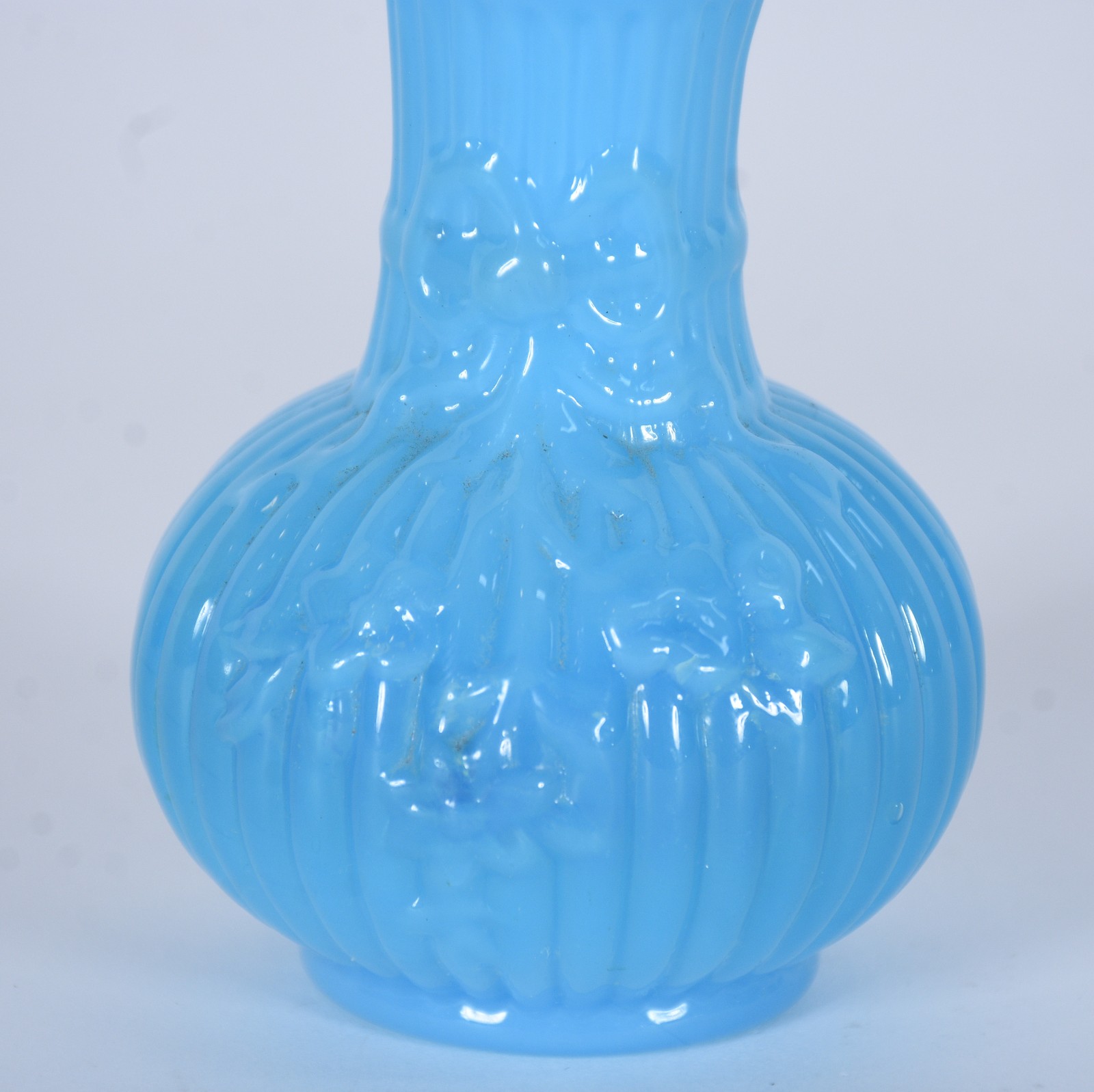 Pequeno vaso de opalina, pequeno lasca na borda. - foto 3 de 5