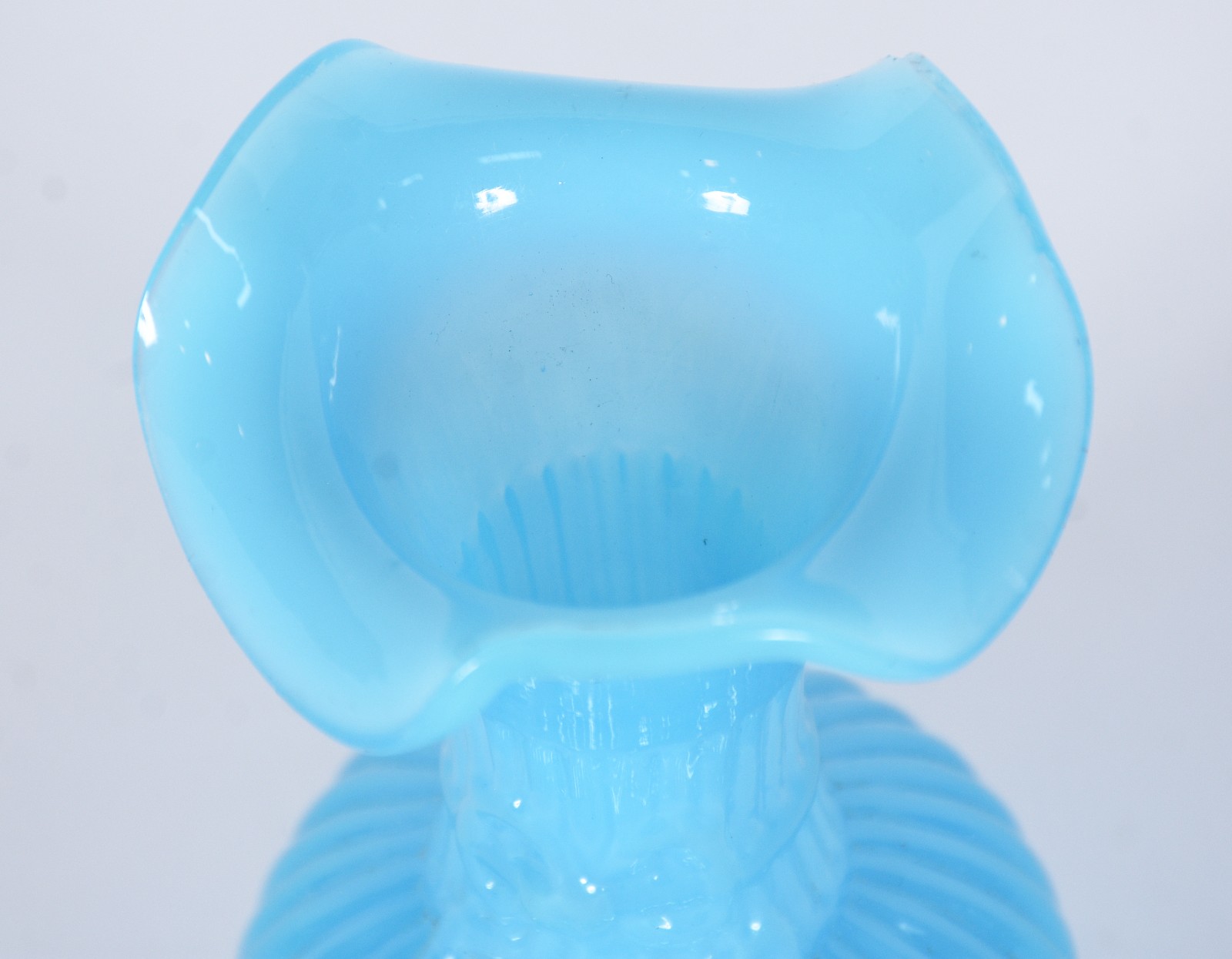 Pequeno vaso de opalina, pequeno lasca na borda. - foto 4 de 5