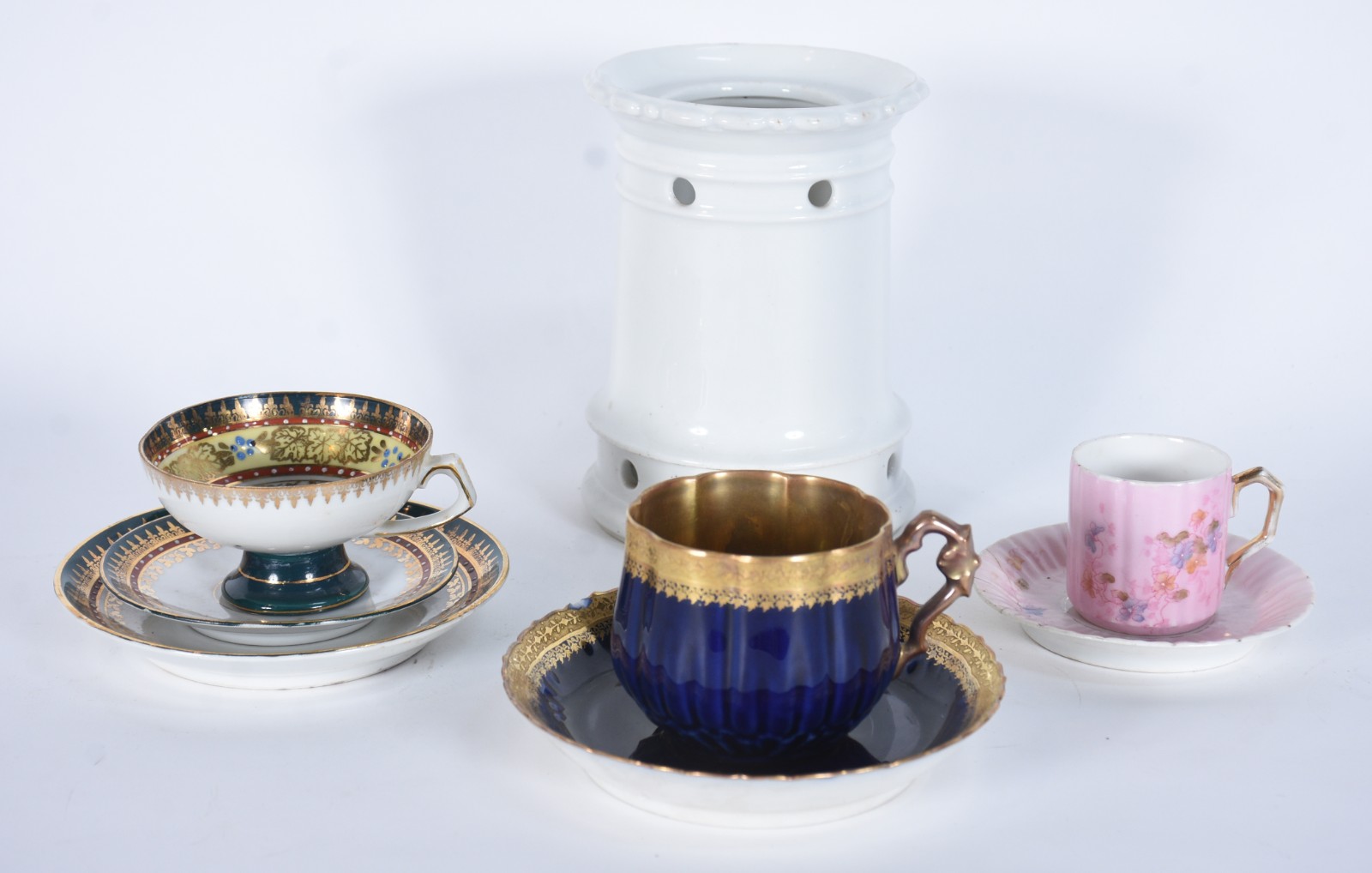 Diversas peças de porcelana, sendo: 3 xícaras (um pires colado e... - foto 1 de 7