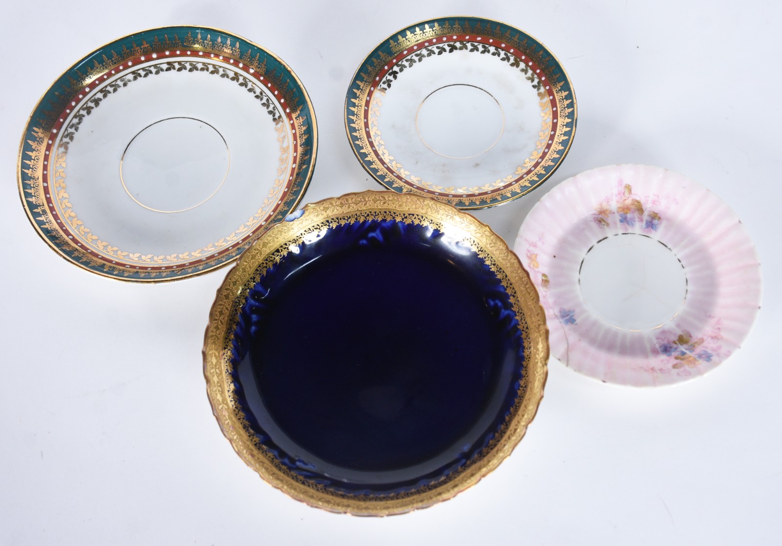 Diversas peças de porcelana, sendo: 3 xícaras (um pires colado e... - foto 2 de 7
