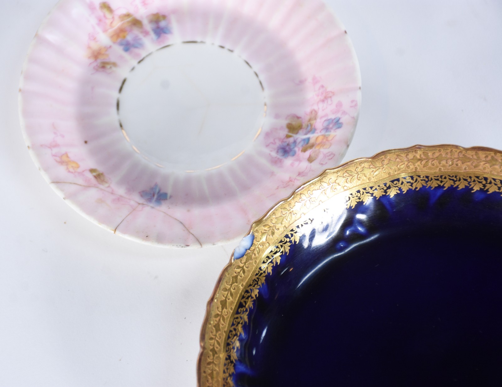 Diversas peças de porcelana, sendo: 3 xícaras (um pires colado e... - foto 3 de 7