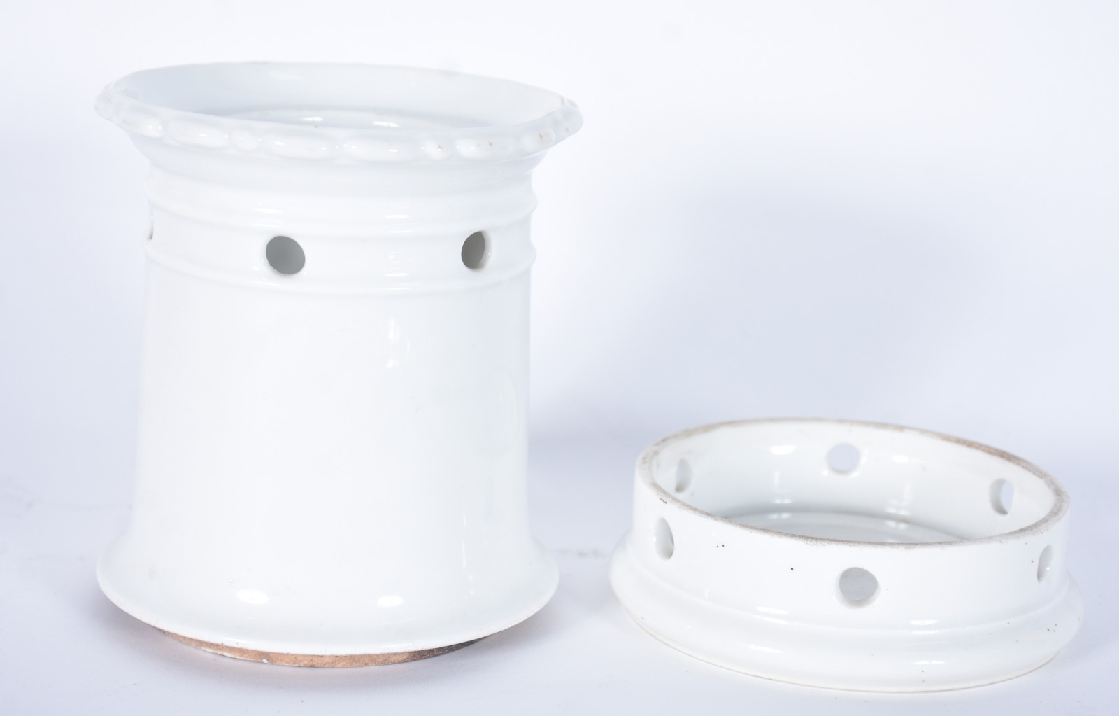 Diversas peças de porcelana, sendo: 3 xícaras (um pires colado e... - foto 4 de 7
