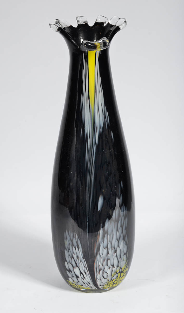 Vaso de murano preto com mesclas em amarelo e branco, borda...