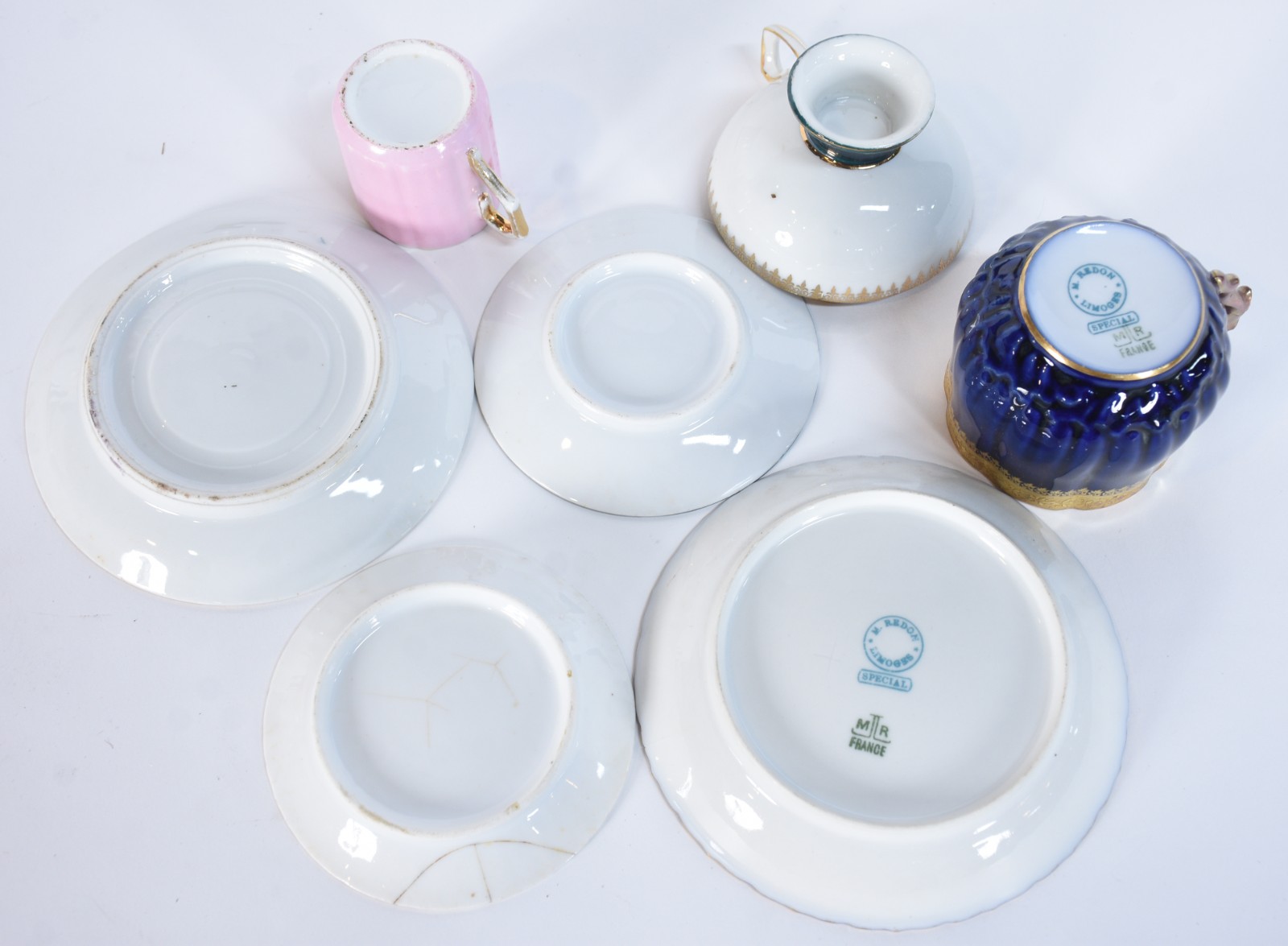 Diversas peças de porcelana, sendo: 3 xícaras (um pires colado e... - foto 5 de 7