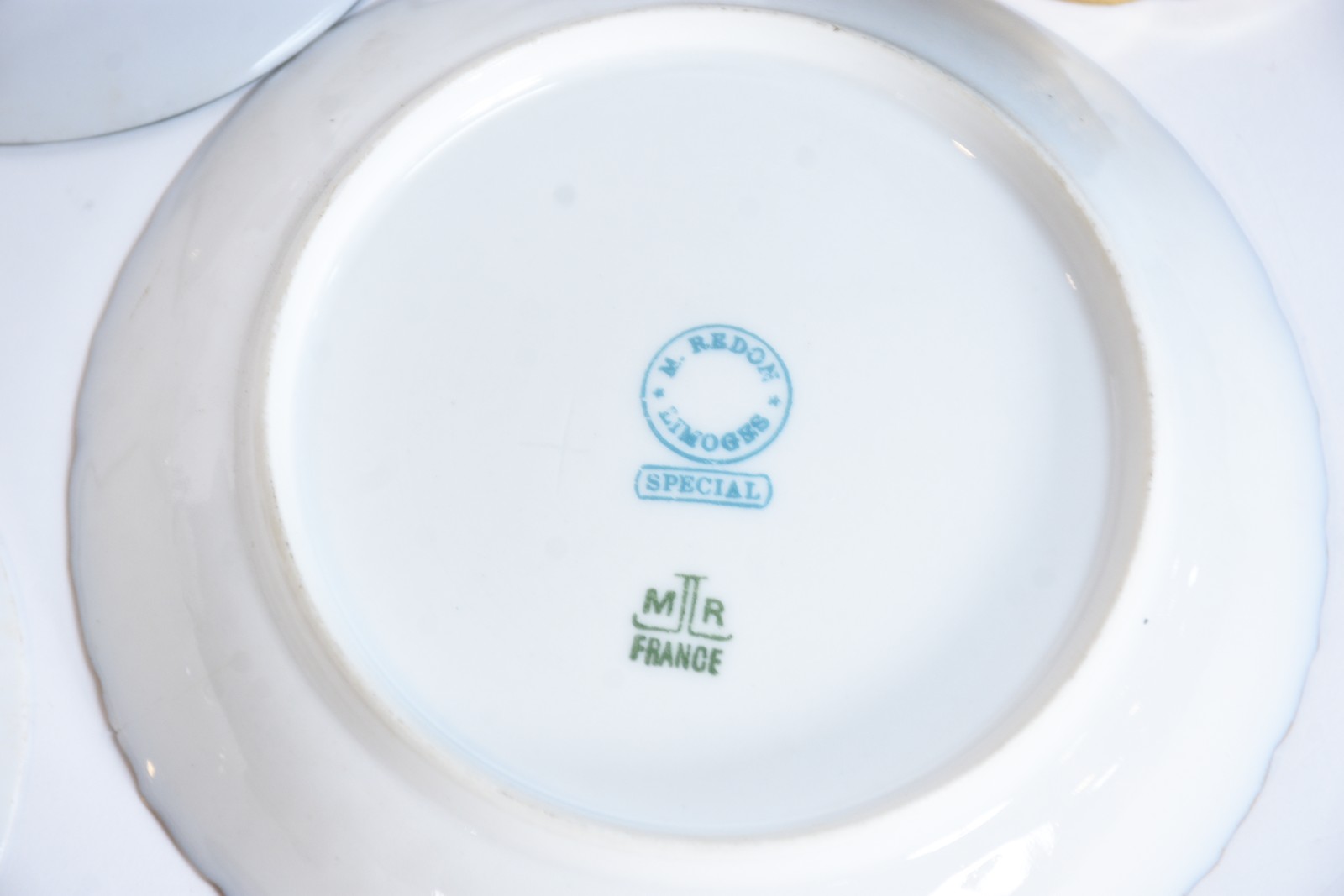 Diversas peças de porcelana, sendo: 3 xícaras (um pires colado e... - foto 6 de 7
