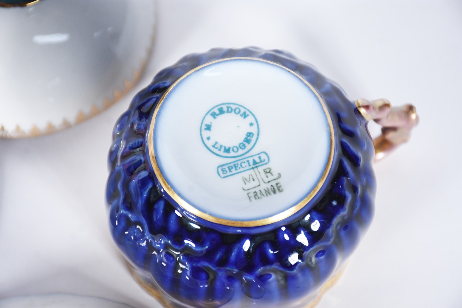Diversas peças de porcelana, sendo: 3 xícaras (um pires colado e... - foto 7 de 7