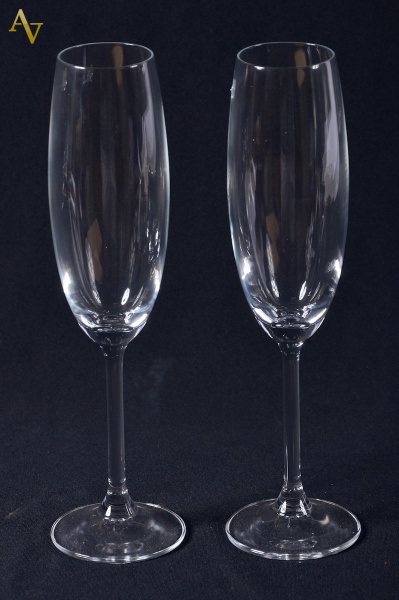 Seis flutes de cristal para champagne.