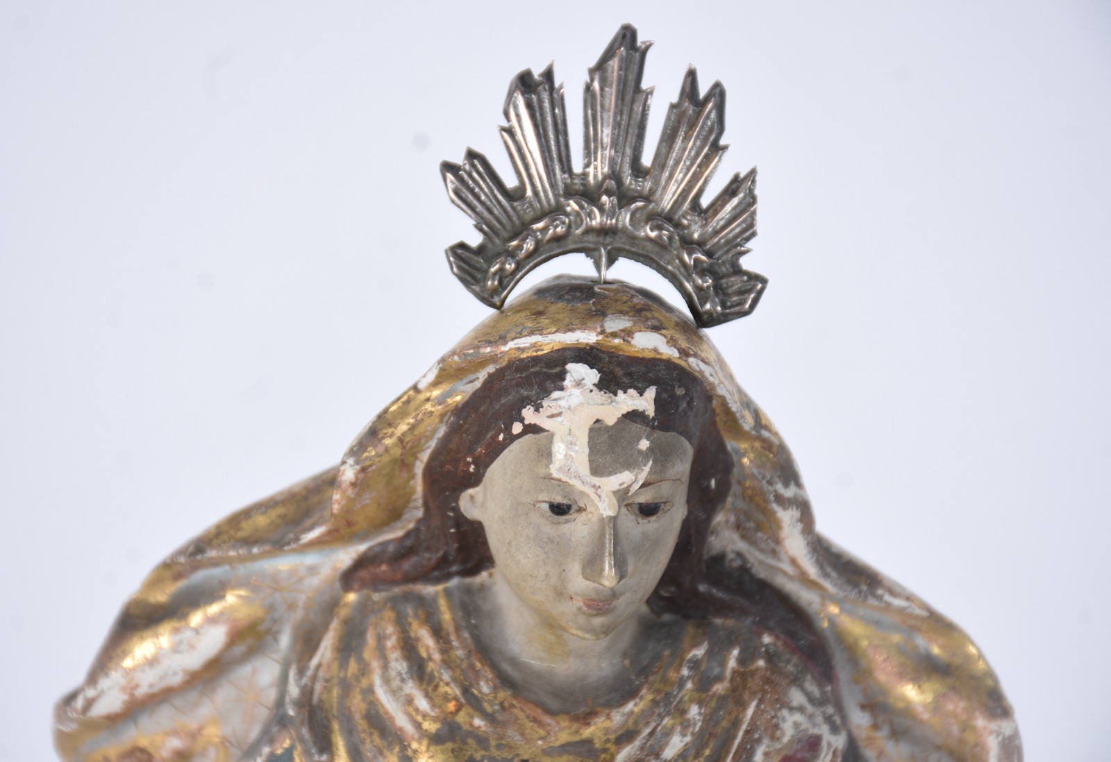 Nossa Senhora - Imagem de madeira policromada com resplendor de prata. - foto 9 de 9