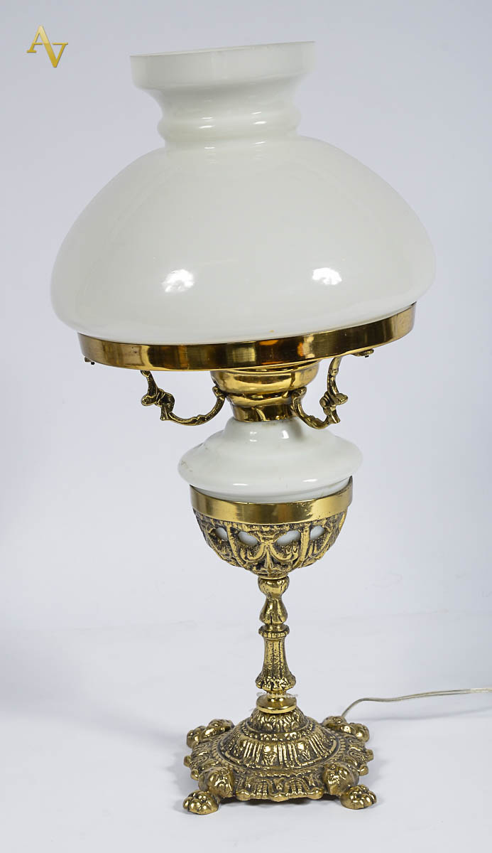 Abajour de opalina c/ base de bronze. Alt. 53 cm - alt. 38 cm.