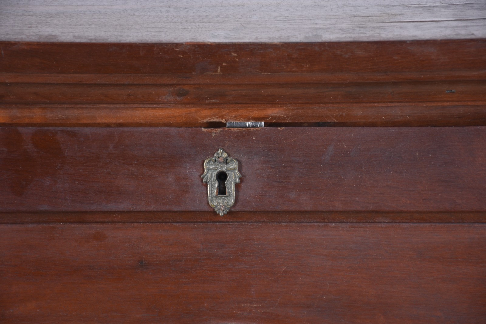 Escrivaninha de madeira nobre, parte inferior com duas portas e... - foto 10 de 11