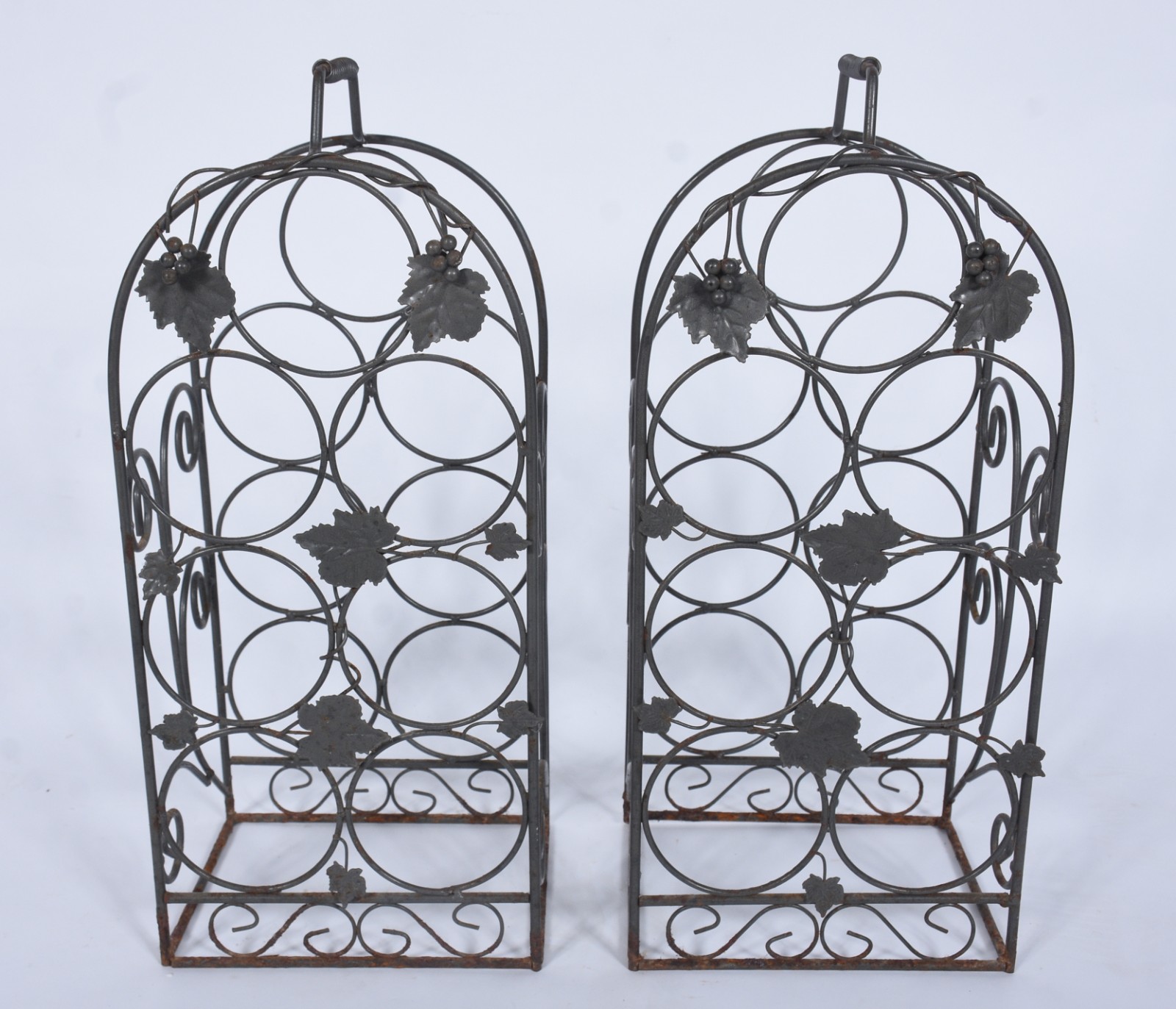 Duas pequenas adegas de metal decorados com folhas de parreira... - foto 1 de 9