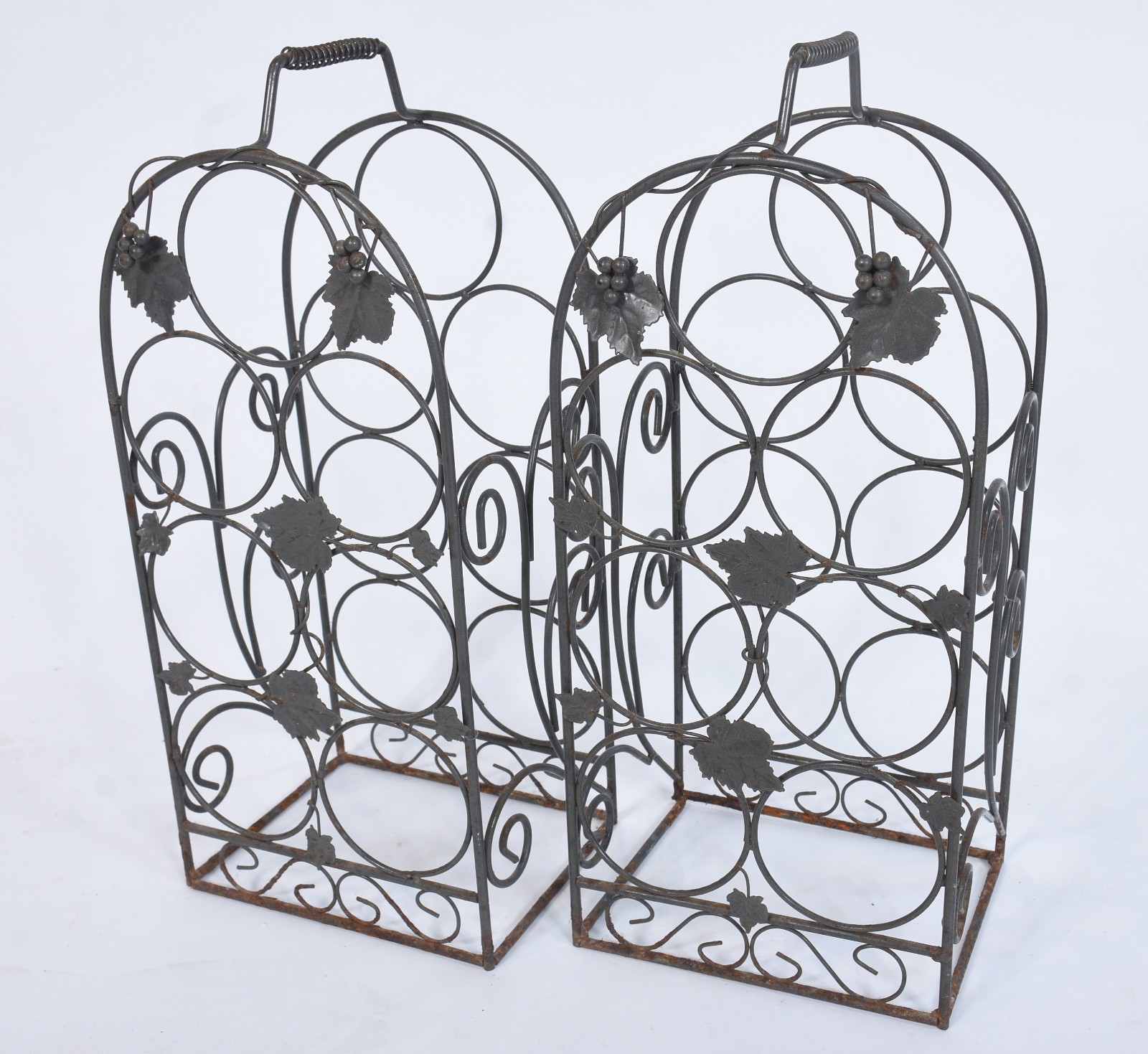Duas pequenas adegas de metal decorados com folhas de parreira... - foto 2 de 9