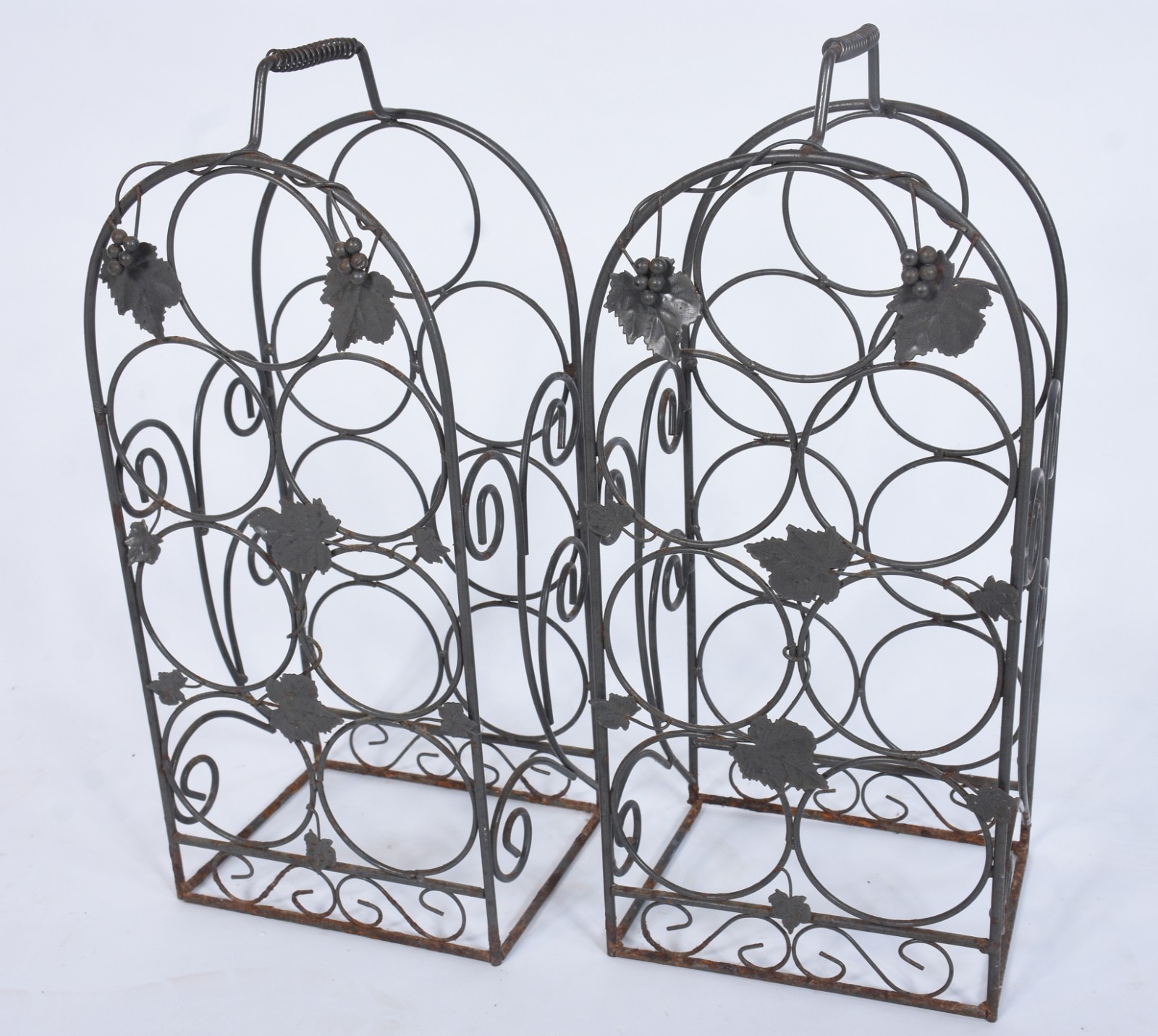 Duas pequenas adegas de metal decorados com folhas de parreira... - foto 3 de 9