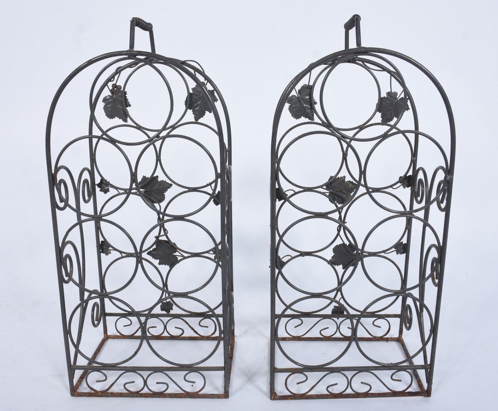 Duas pequenas adegas de metal decorados com folhas de parreira... - foto 4 de 9