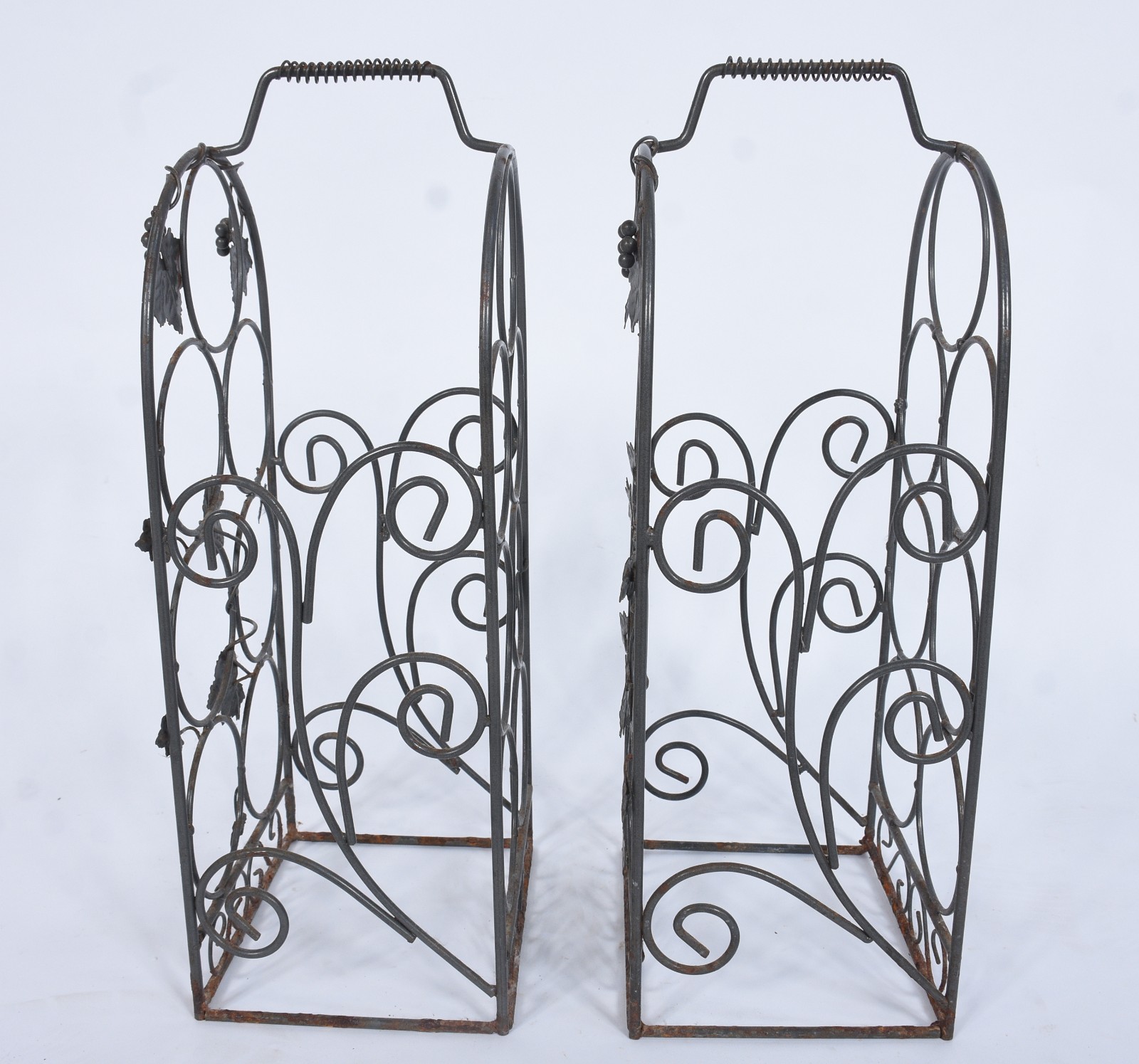 Duas pequenas adegas de metal decorados com folhas de parreira... - foto 5 de 9