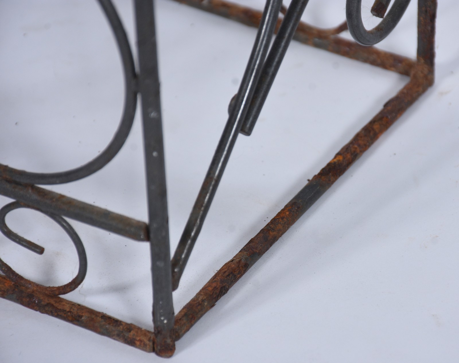 Duas pequenas adegas de metal decorados com folhas de parreira... - foto 7 de 9