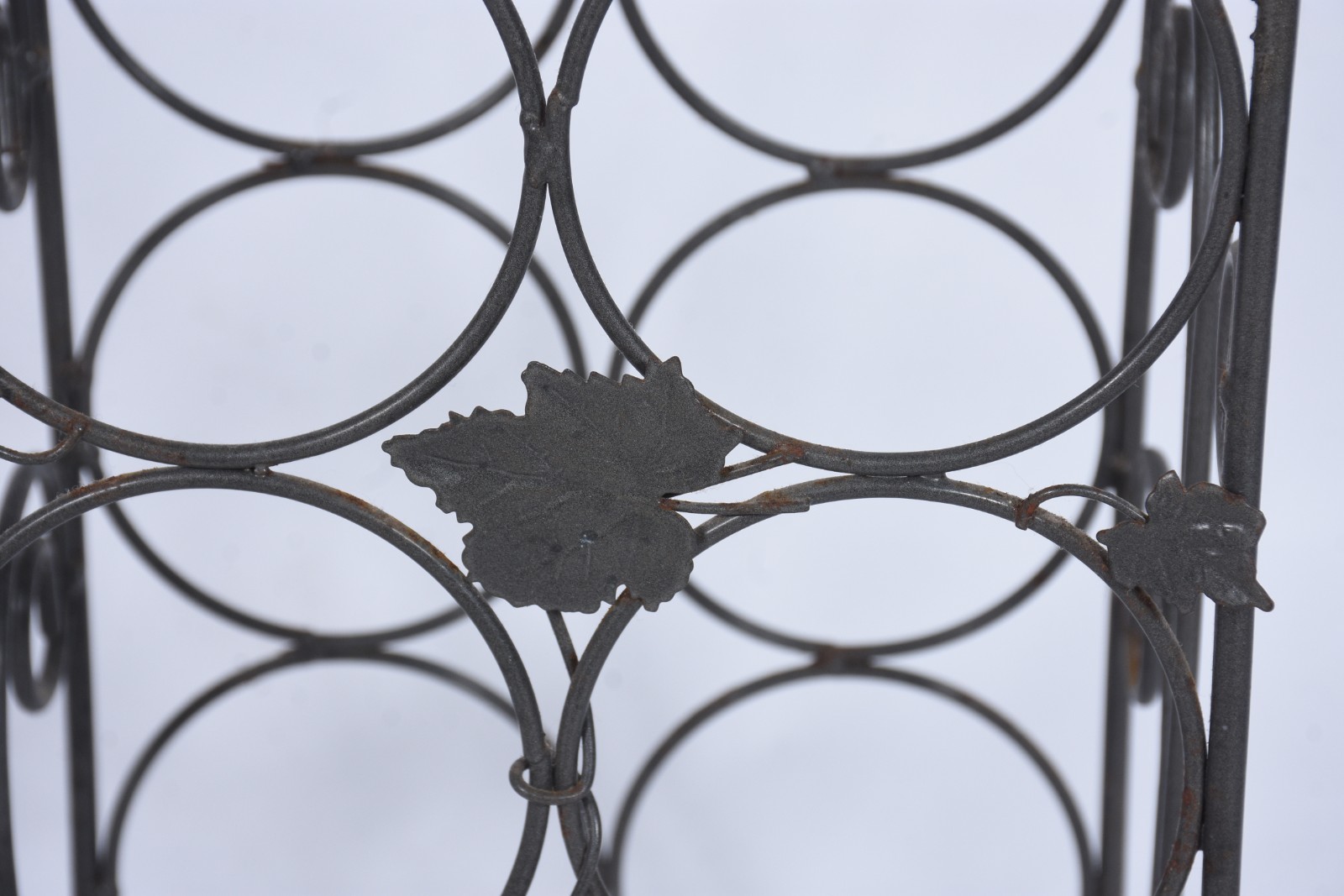 Duas pequenas adegas de metal decorados com folhas de parreira... - foto 8 de 9