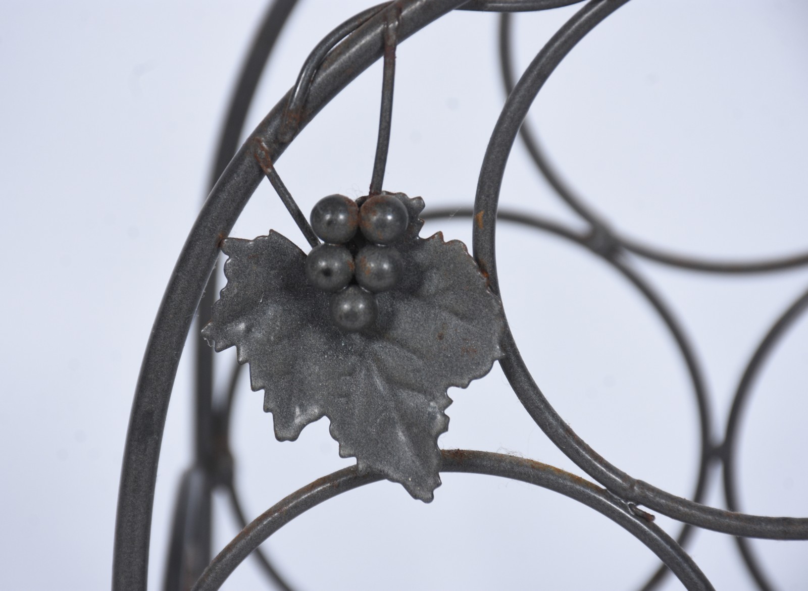 Duas pequenas adegas de metal decorados com folhas de parreira... - foto 9 de 9