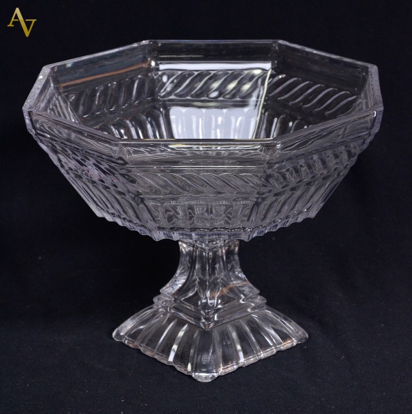 Fruteira oitavada com gomos em relevo. Alt. 20 cm; diam. 20 cm.