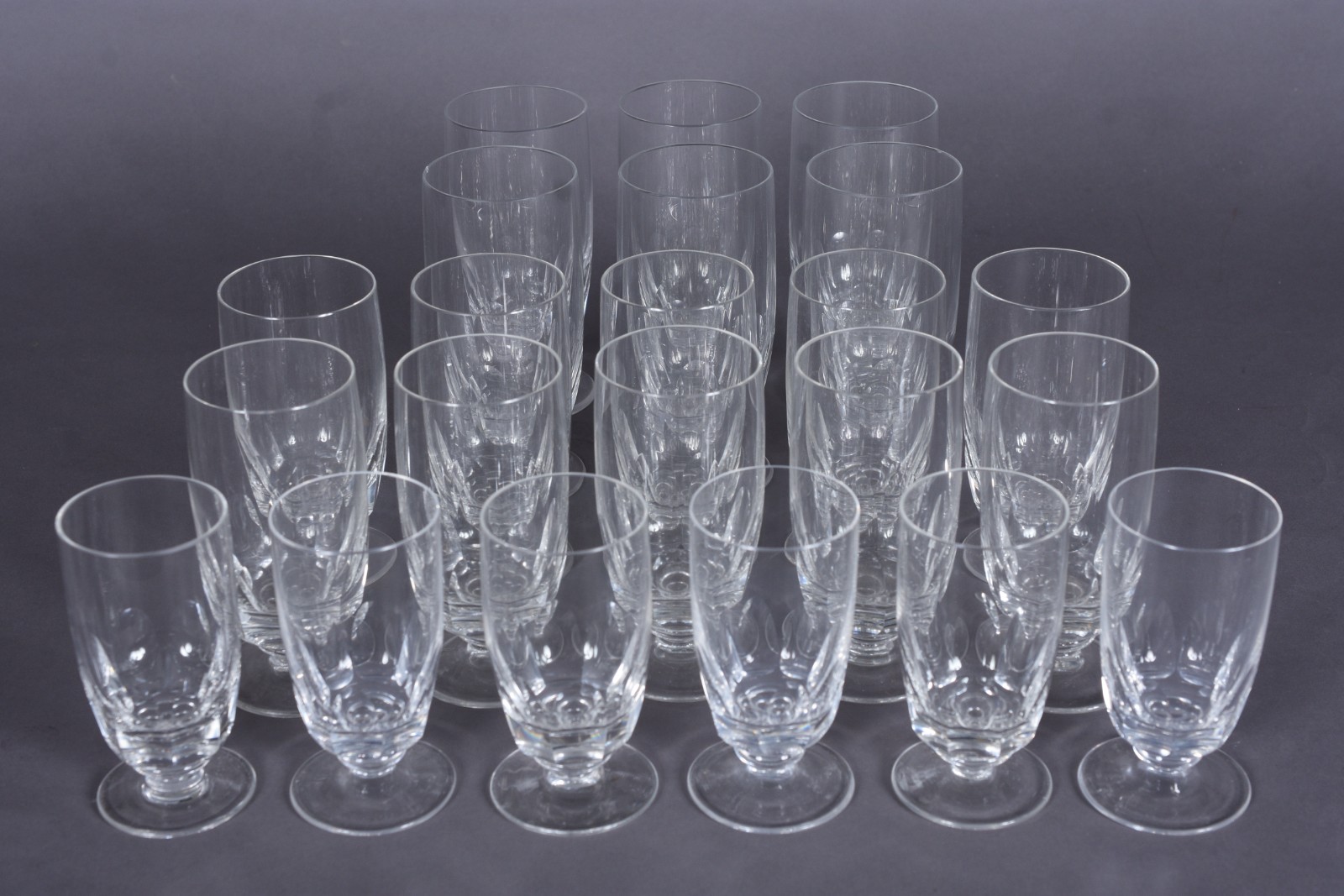Serviço de copos de cristal composto de: 6 para vinho tinto, 10 para... - foto 1 de 6
