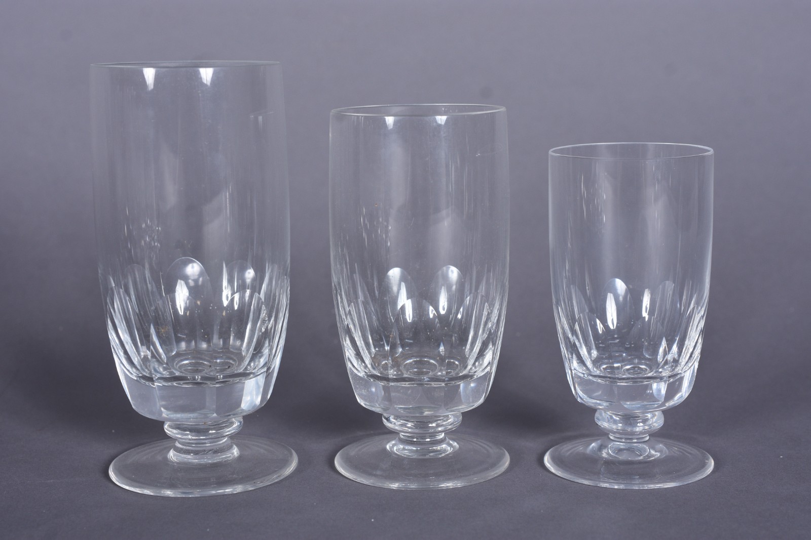 Serviço de copos de cristal composto de: 6 para vinho tinto, 10 para... - foto 2 de 6