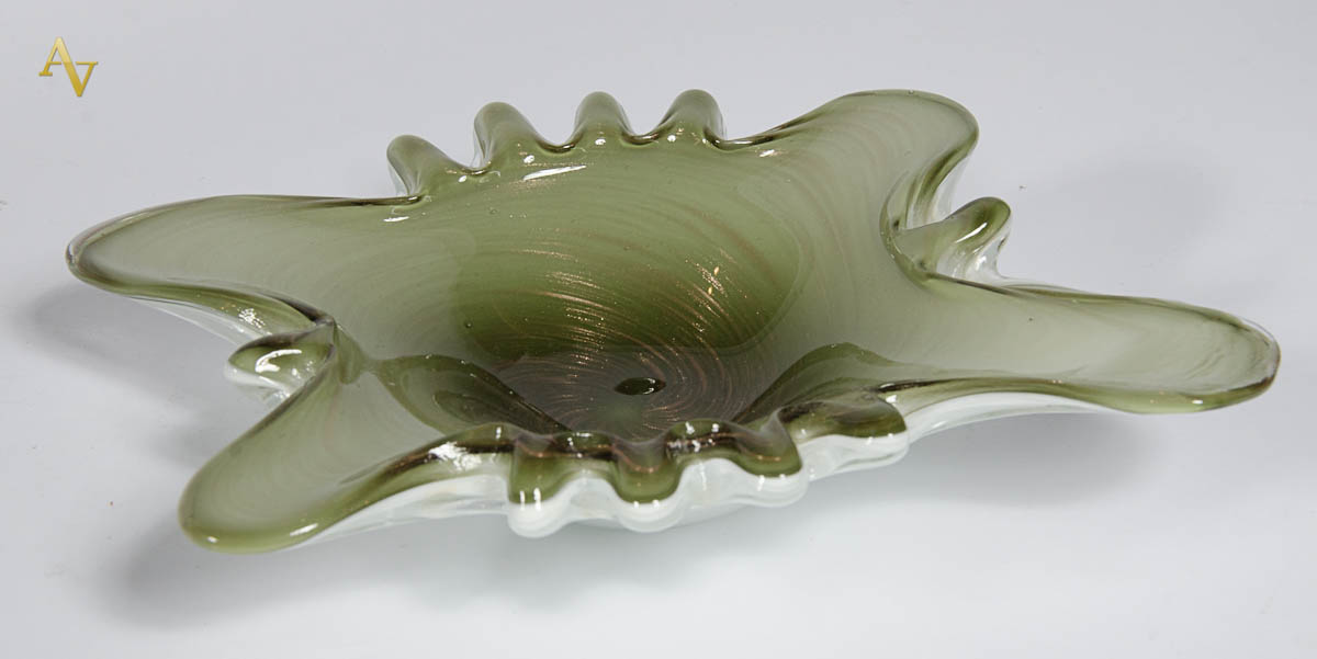 FRATELLI TOSO. Bowl em vidro de murano, em forma ameboide, em branco...