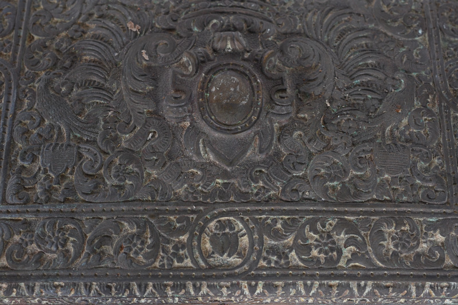 Caixa porta jóias de metal dourado frances ricamente trabalhado com... - foto 6 de 7