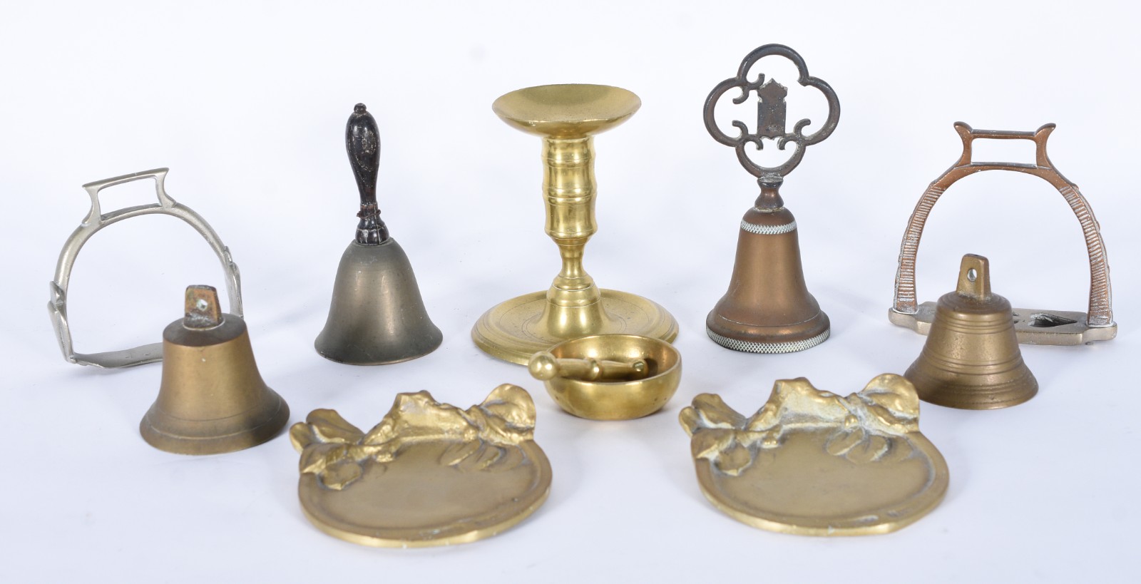 Onze peças diversas de metal dourado. - foto 1 de 4