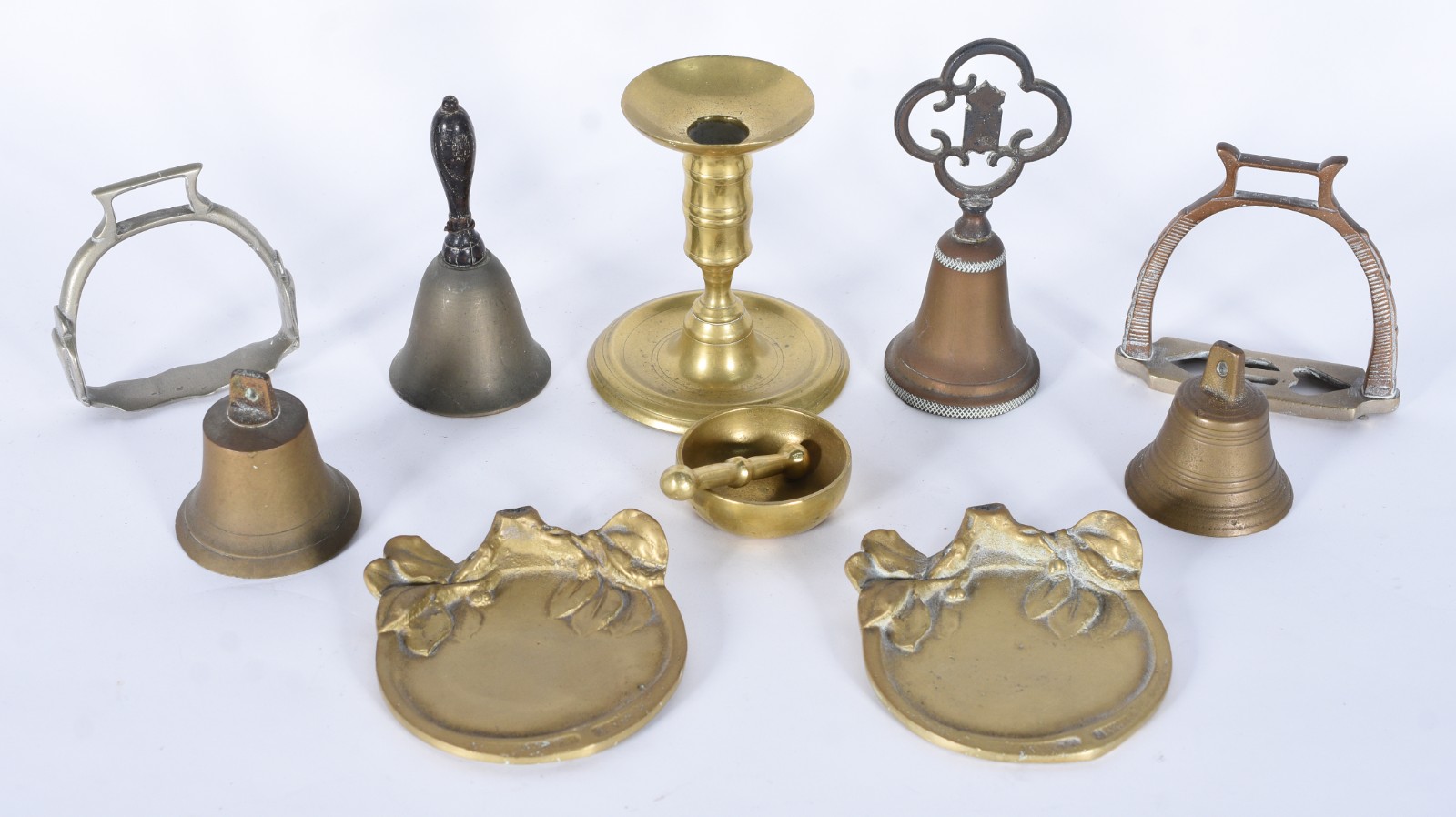 Onze peças diversas de metal dourado. - foto 2 de 4
