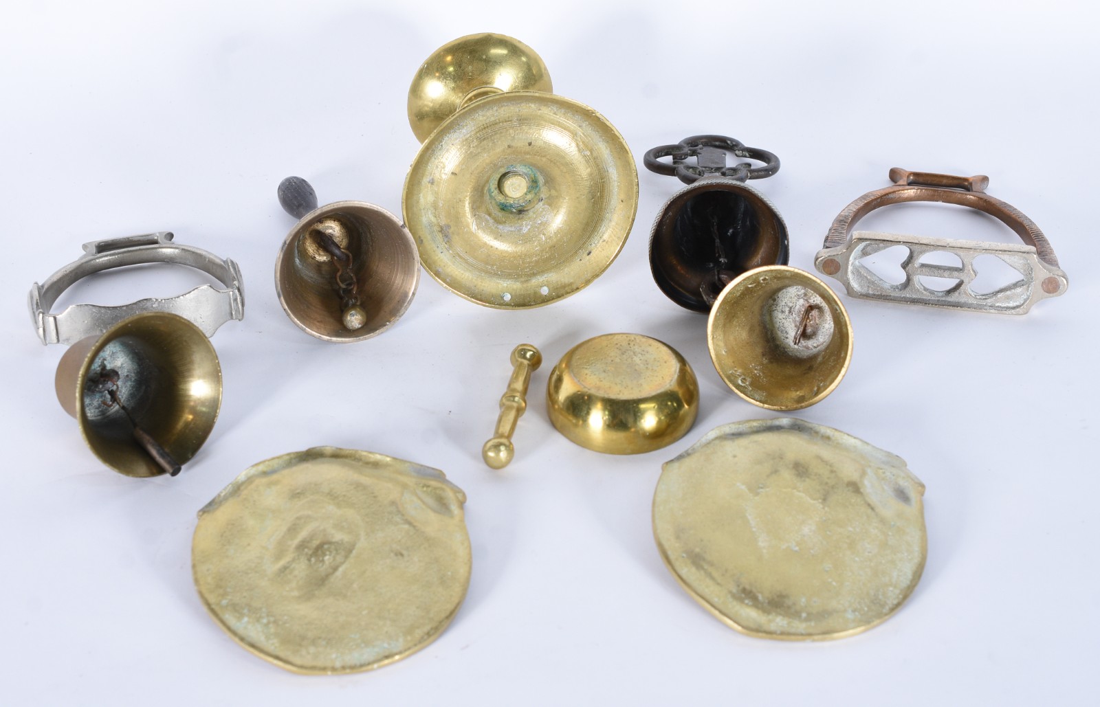 Onze peças diversas de metal dourado. - foto 3 de 4