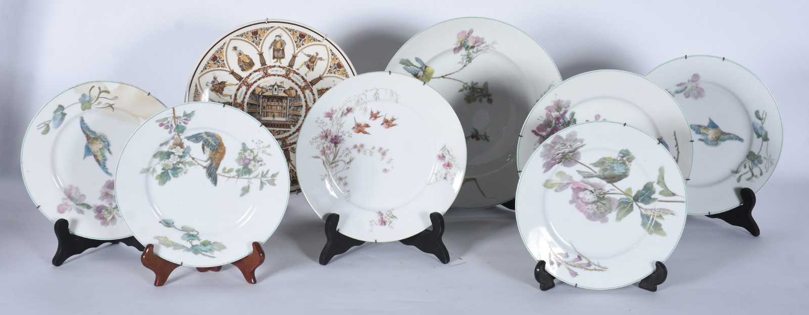 Lote com 8 pratos diversos de porcelana, sendo 7 franceses (2 com... - foto 1 de 11