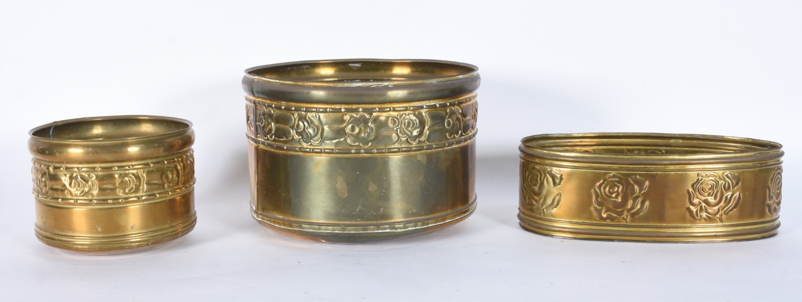 Três cachepots de metal dourado. - foto 1 de 6