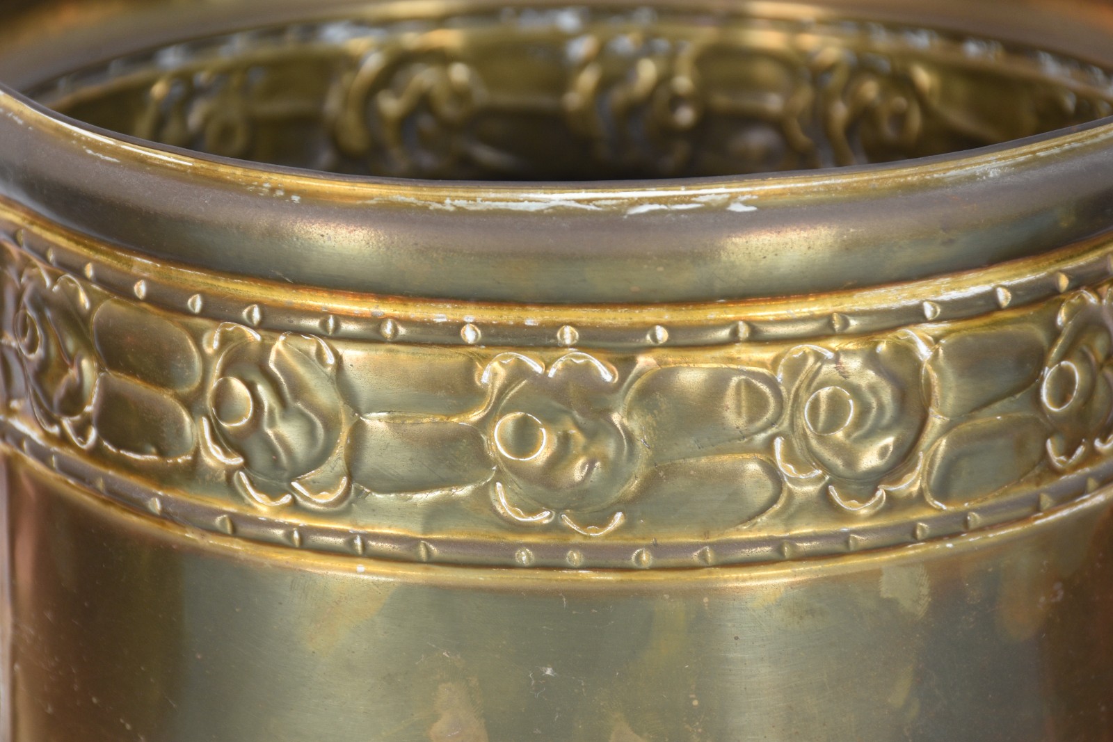 Três cachepots de metal dourado. - foto 2 de 6