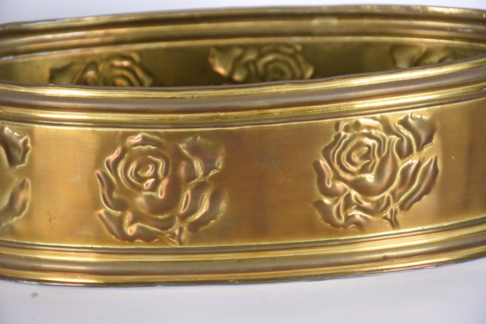 Três cachepots de metal dourado. - foto 4 de 6