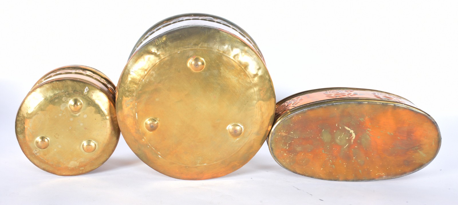 Três cachepots de metal dourado. - foto 6 de 6