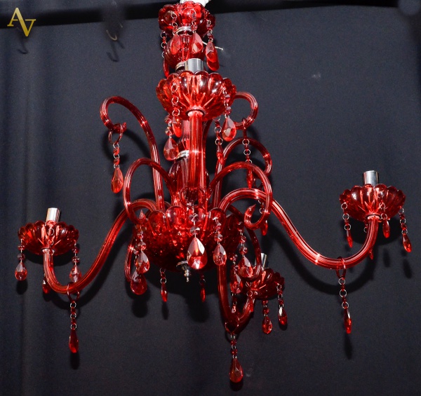 Lustre p/ 4 luzes na cor vermelha. Diam. 80 cm; alt. 82 cm.