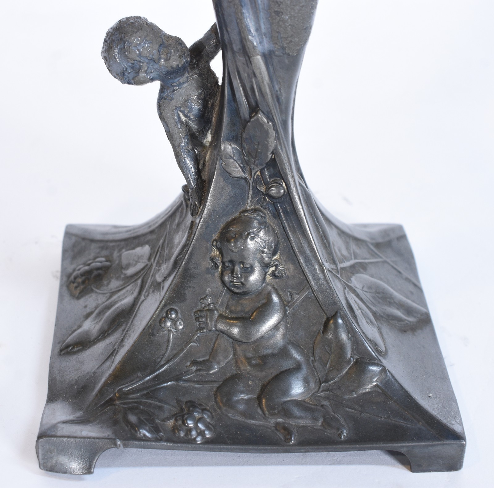Centro de mesa Art Nouveau com base de metal na forma de figura... - foto 3 de 8